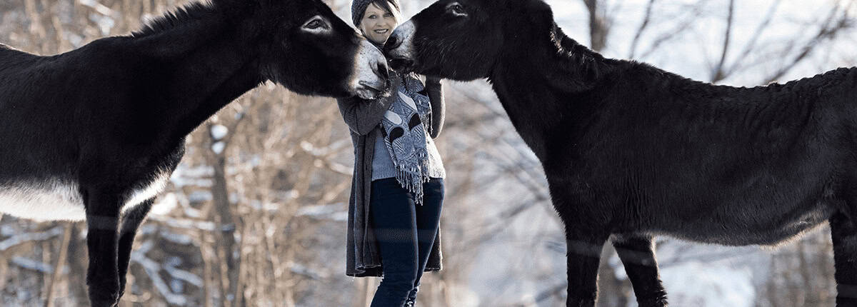 Foto: Felicitas Frädrich mit zwei schwarzen Eseln