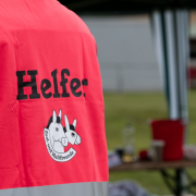 Foto: Ein ehrenamtlicher Helfer von hinten beim Eseltreffen in Hasbergen 2024