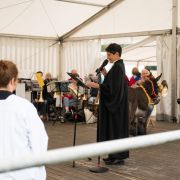Foto: Gottesdienst im Festzelt beim Eseltreffen in Hasbergen 2024. Ein Esel steht vor dem Orchester