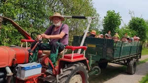 Foto: IGEM Jugendcamp 2025 Traktor mit Kindern im Anhänger