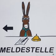 Foto: Gemaltes Schild zur Meldestelle beim Eseltreffen in Bad Honnef 2025