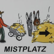 Foto: Gemaltes Mistplatz-Schild beim Eseltreffen in Bad Honnef 2025