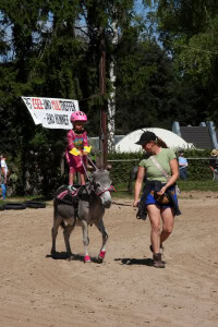 Foto: Mädchen reitet ihren Esel stehend beim Eseltreffen in Bad Honnef 2025.