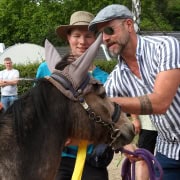 Foto: Richter Sören Meyer verleiht einem Esel beim Eseltreffen in Bad Honnef 2025 einen Preis.