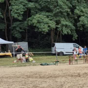 Foto: Petra lässt vor Zuschauern beim Eseltreffen in Bad Honnef 2025 Esel Fiona einen Teppich aufrollen.