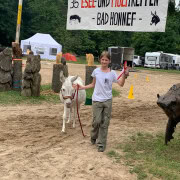 Foto: Mädchen freut sich mit ihrem weißen Esel über ihren Sieg beim Eseltreffen in Bad Honnef 2025