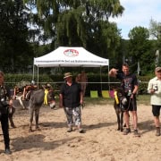 Foto: Menschen und Esel bei einer Siegerehrung beim Eseltreffen in Bad Honnef 2025