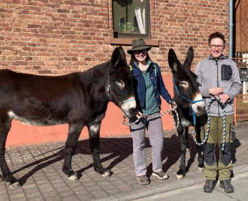 Foto: Martina Garg mit Grand Noir du Berry Nestor und Mischa Spörer mit Grand Noir du Berry Fiona in Lohrheim