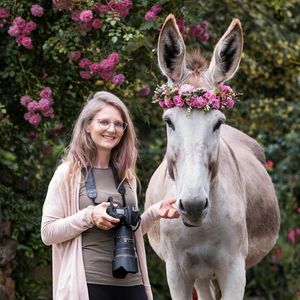 Foto: (Esel-)Fotografin Felicitas Frädrich mit ihrem Esel, 300 x 300 Pixel