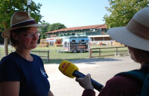 Foto: Kerstin Nußbaum und rbb-Antenne-Brandenburg-Reporterin, Paaren 2026, 495 x 400 Pixel