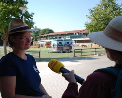 Foto: Kerstin Nußbaum und rbb-Antenne-Brandenburg-Reporterin, Paaren 2026, 495 x 400 Pixel