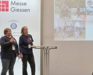 Foto: Carmen Dannenhaus und Annemarie Bank-Lauer beim Vortrag auf Reitsportmesse Gießen 2025, 495 x 400 Pixel